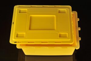 The lid has a series of lateral fittings to ensure perfect and secure fastening on all sides of the container